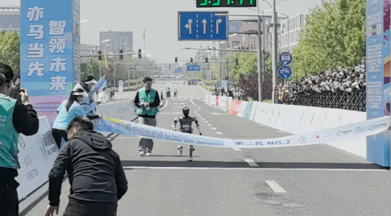 亿融配资 人形机器人半马结果出炉！冠军、亚军、季军都是谁？